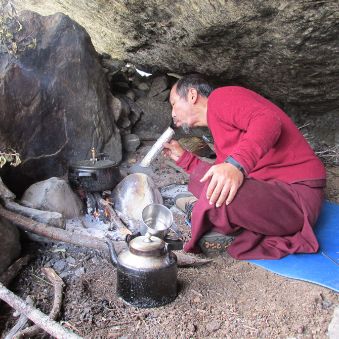 lama-tashi-cooking