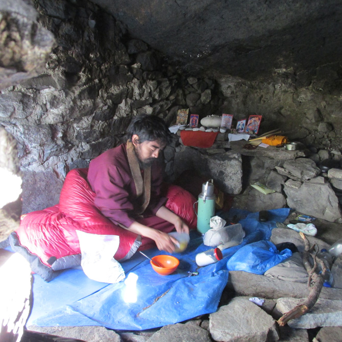 mingyur-rinpoche-cooking-in-cave