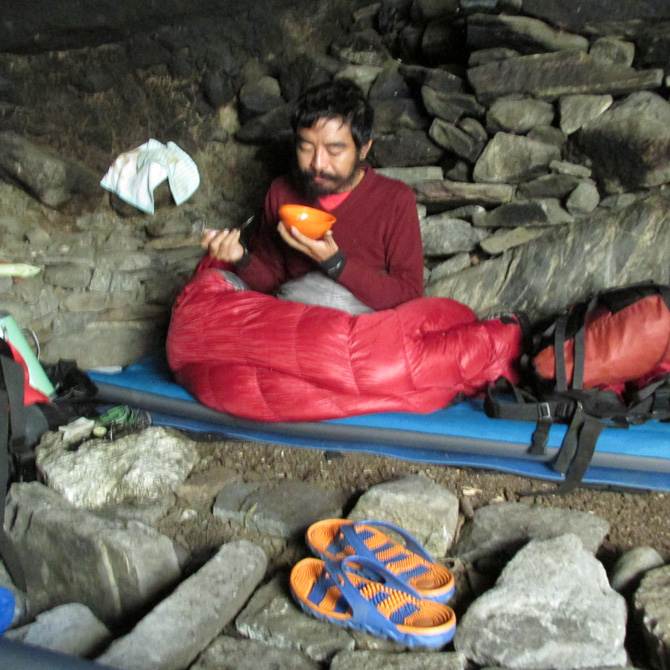 mingyur-rinpoche-eating-in-cave